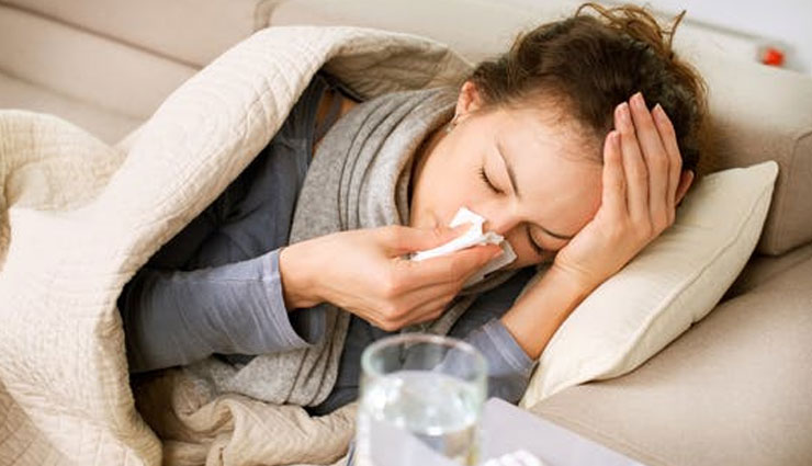 بسیاری از علائم مرتبط با آنفولانزا را ایجاد می‌کند. تقریبا همه ما با علائم عفونت آنفولانزا مثل تب، سرفه، گلودرد، درد عضلانی، سردرد و خستگی آشنا هستیم؛ اما علت ایجاد این همه مشکل چیست؟ ویروس آنفولانزا با بدن ما چه می‌کند؟