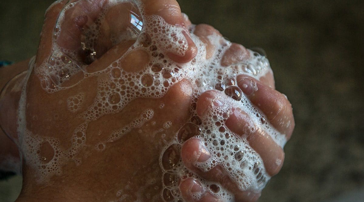 روش صحیح شستن دست ها و کفی کردن انگشتان