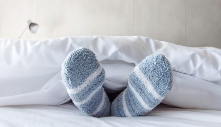 فواید خوابیدن با جوراب چیست؟