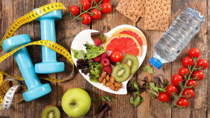 نکات بهداشتی دوران قاعدگی - داشتن سبک زندگی سالم با ورزش کردن و مصرف مواد غذایی سالم