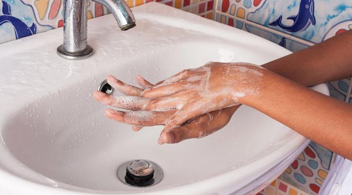 روش صحیح شستن دست ها - شستن پشت دست