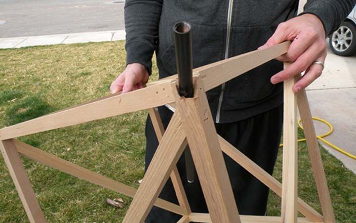 ساخت لوستر چوبی در خانه با شکل هندسی - اتصال پایه