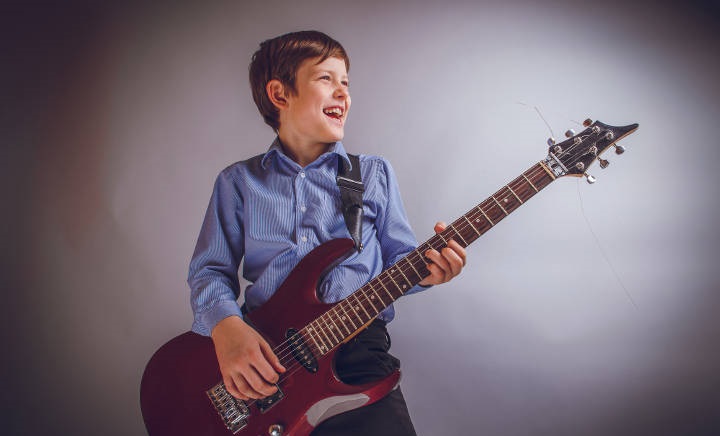 انتخاب نرم‌افزار و کتاب آموزش گیتار به عنوان کادو برای نوجوان پسر