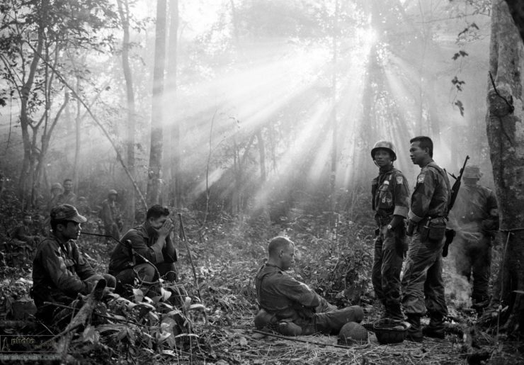 تصویری از اسیر آمریکایی در دستان مبارزان ویتکنگ‌ در ویتنام - کتاب تاریخ بی خردی