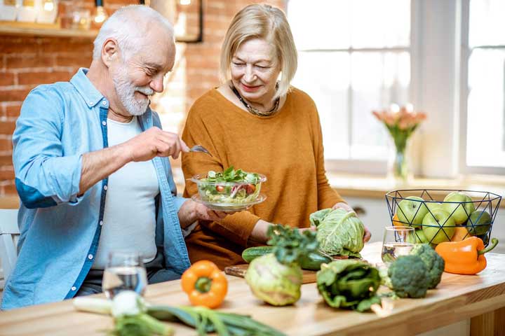 آشپزی و پخت غذاهای جدید بهترین سرگرمی برای سالمندان