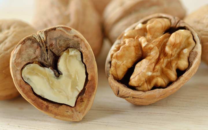 اسکراب گردو یک اسکراب خانگی برای پوست چرب