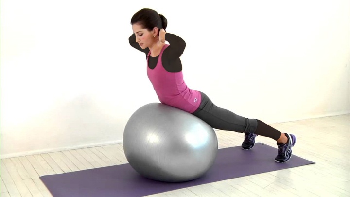 حرکت کشش کمر با توپ بدنسازی برای تقویت عضلات شکم و کمر
