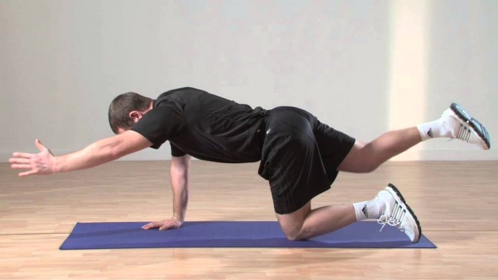حرکت بالا بردن بازو یا پا برای تقویت عضلات شکم و کمر