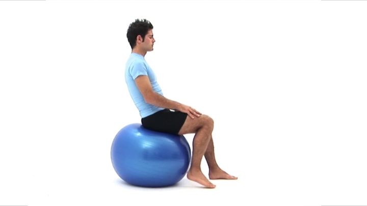 درازنشست روی توپ بدنسازی برای تقویت عضلات شکم و کمر