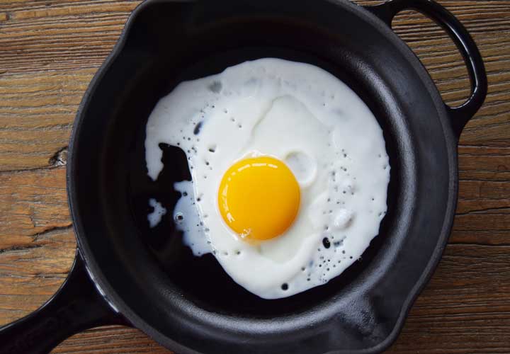 ۱۳ روش از انواع پخت تخم مرغ با طعم‌های لذیذ و دلچسب - در نیمروی عسلی زرده حالت آبکی دارد.