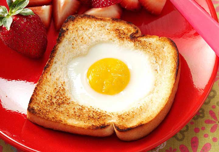 ۱۳ روش از انواع پخت تخم مرغ با طعم‌های لذیذ و دلچسب - این روش شبیه به تست فزانسوی است با این تفاوت که وسط نان را باید سوراخ بکنید.