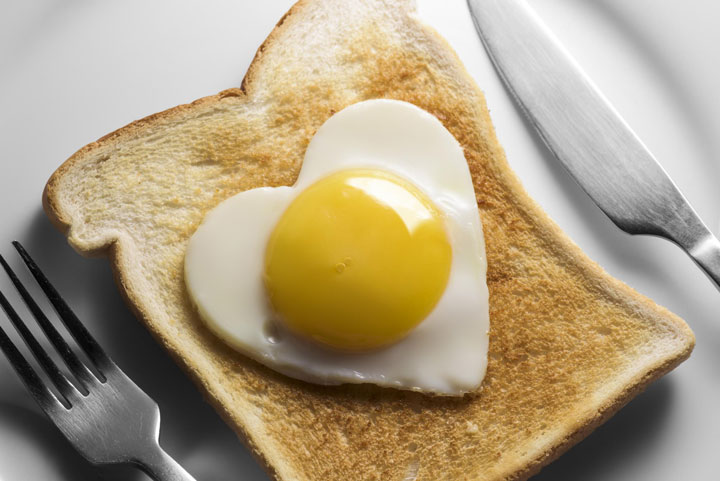نیمرو قلبی - یکی از روش های پختن تخم مرغ