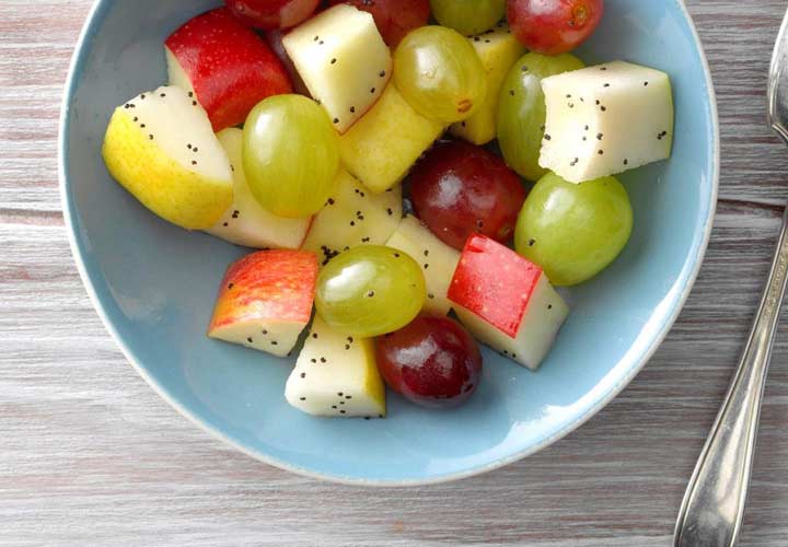 طرز تهیه سالاد میوه تابستانی + ۱۰ ایده جذاب دیگر - سالاد میوه جات همراه با عسل و لیموترش طعم ترش و شیرین دارد.