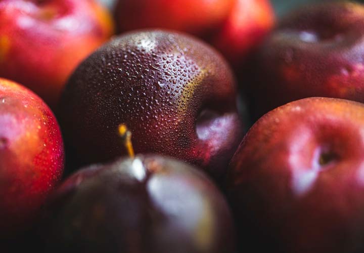 خواص انواع میوه های تابستانی - مصرف آلو به سلامت حافظه و تقویت استخوان ‌ها کمک می‌ کند.