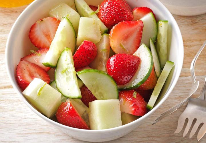 طرز تهیه سالاد میوه تابستانی + ۱۰ ایده جذاب دیگر - سالاد توت فرنگی ، خیار و طالبی از مواد ساده ای درست شده است.
