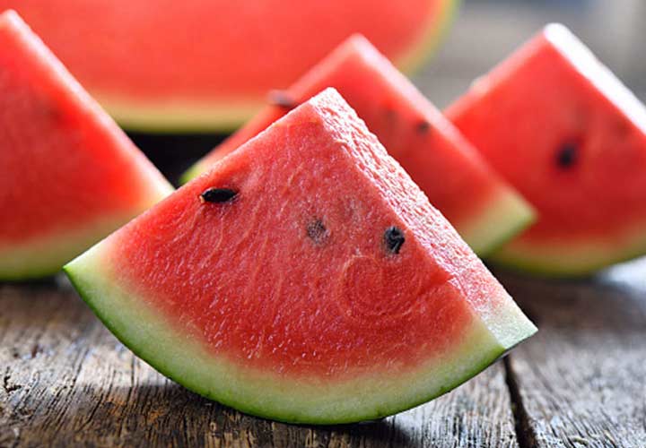 خواص انواع میوه های تابستانی - مصرف هندوانه از آسیب ‌های پوستی ناشی از پرتوهای مضر خورشید جلوگیری می‌ کند.