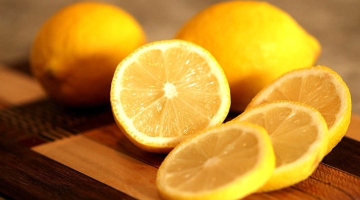 آب لیموی تازه به رشد دوباره موهای ریخته شده کمک میکند
