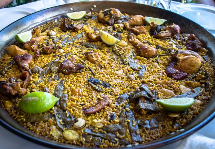۱۰ نوع غذای اروپایی با برنج - Paella Valenciana از غذاهای سنتی والنسیای اسپانیا است.