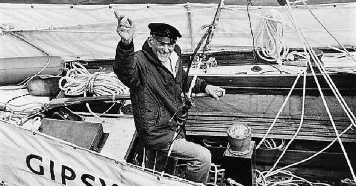 فرانسیس چیچستر در ۵۲سالگی دور دنیا را با قایق درمی‌نوردید