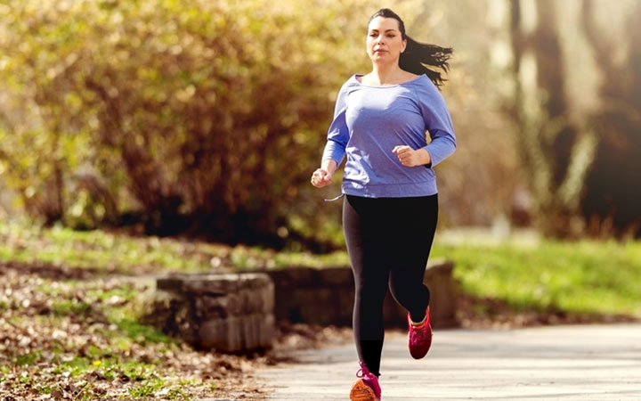 زن در حال دویدن برای کاهش وزن