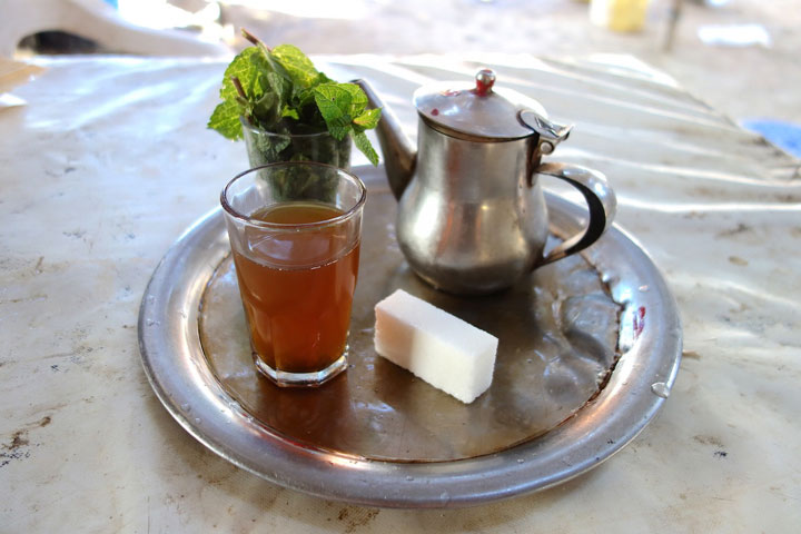 چای مراکشی با نعنا و شکر