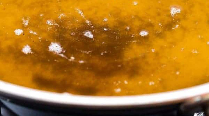 طرز تهیه روغن حیوانی از کره در خانه + نکات و ترفندهای طلایی - در مرحله چهارم باید بگذارید بخش های جامد شیر در کف تابه قهوه ای بشوند.