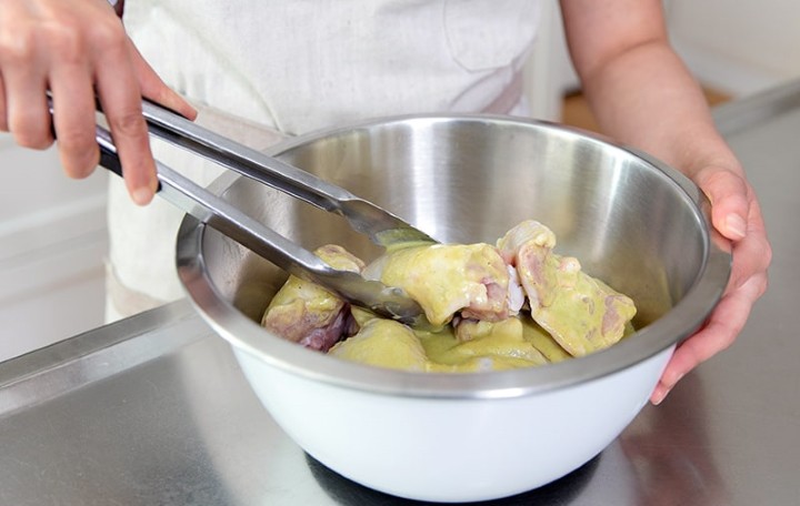 مرینیت کردن گوشت در کاسه فلزی یکی از اشتباهات آشپزی است.