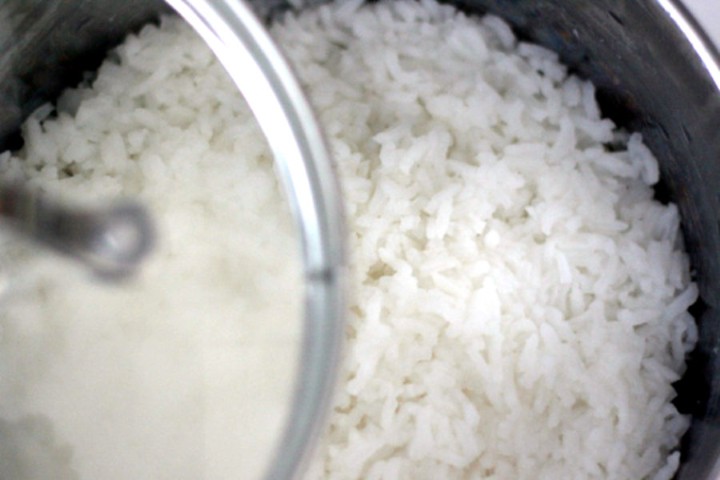 اشتباهات آشپزی - باز کردن در قابلمه برنج در حین پخت