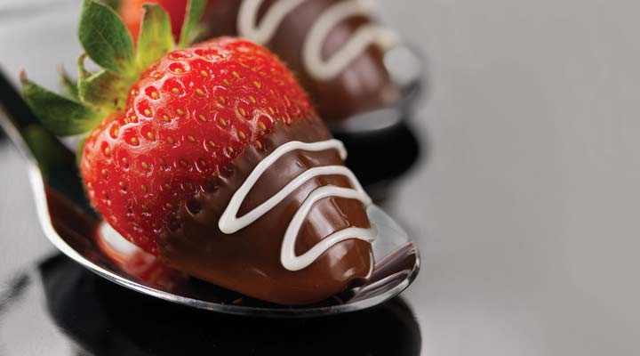 توت فرنگی همراه با سس شکلات یکی از ۸ خوراکی سالم و مغذی برای زمان فیلم دیدن و دورهمی‌ها است.