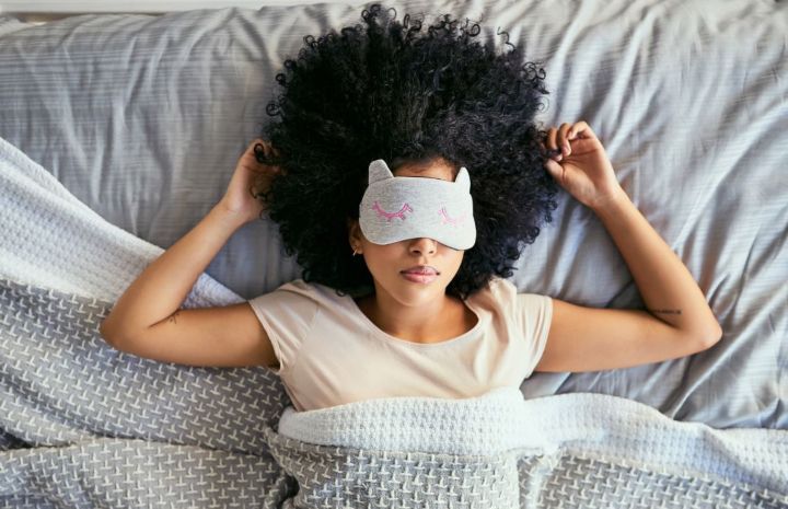 علت بی خوابی - استفاده از چشم بند خواب