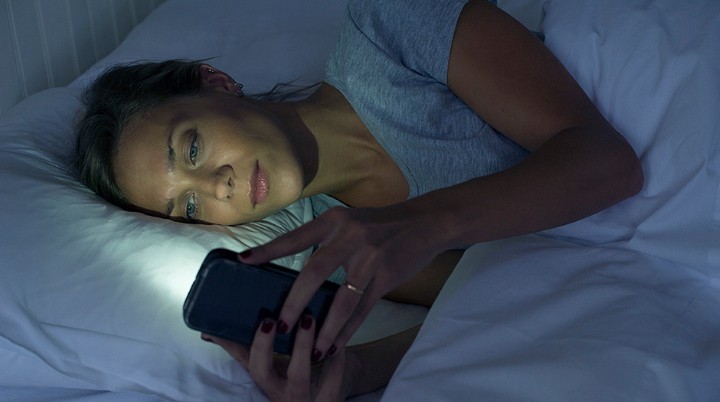 استفاده از گوشی همراه در رختخواب - علت بی خوابی