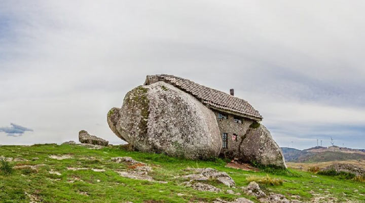 The strangest architectural structures in the world - Stone House (Casa do Penedo), Fafe, Portugal