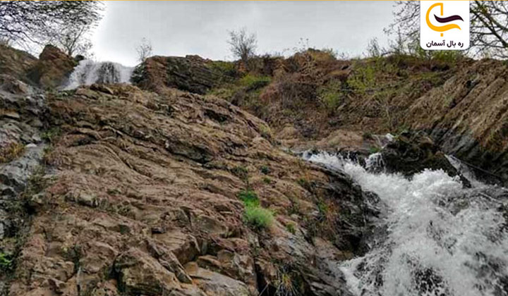 آبشار خروشان در روستای افجه در نزدیکی تهران