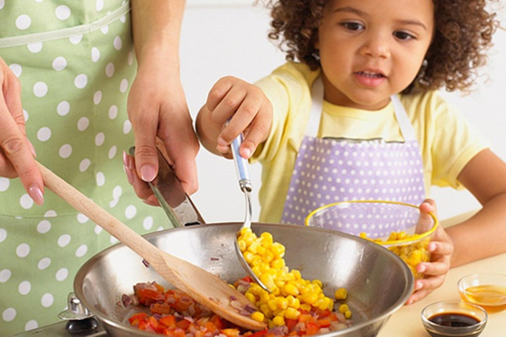 اجازه دهید کودک در غذا درست کردن کمک کند