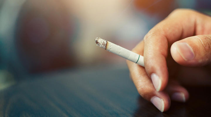 علائم اولیه سرطان معده - مصرف دخانیات خطر بروز سرطان معده را افزایش می دهد.