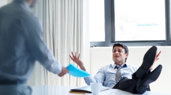 رفتار شما با رئیس‌تان در محیط کار باید مثل برخوردتان با مشتری محبوبتان باشد.