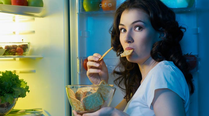 غذاخوردن در انتهای شب ممنوع است - باور اشتباه درباره لاغری و کاهش وزن