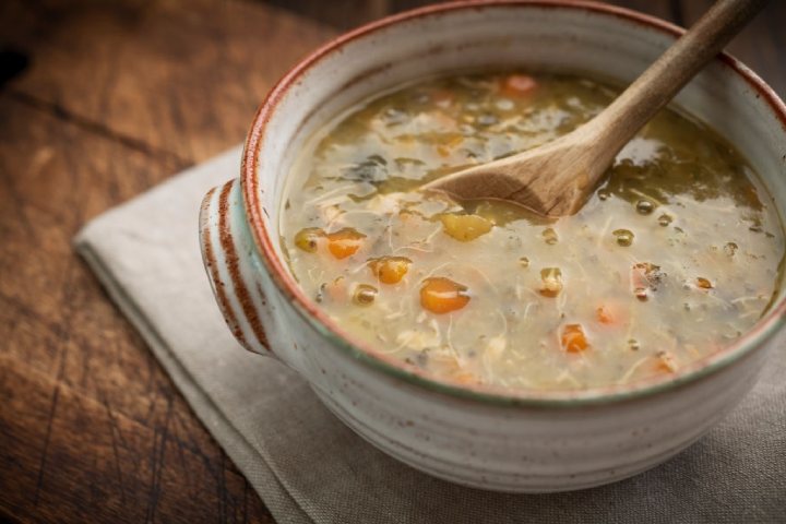 سوپ مرغ درمان خانگی مناسبی برای کاهش التهاب و کاهش گرفتگی بینی است.