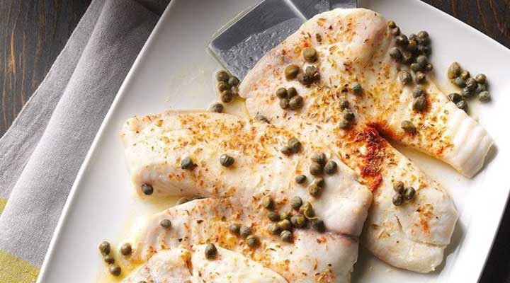 ماهی تیلاپیا با کاپاریس غذای ساده در فر است.