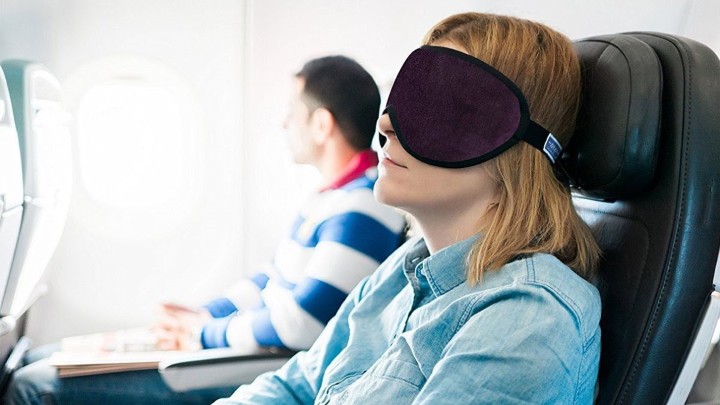 استفاده از چشم بند خواب در هواپیما