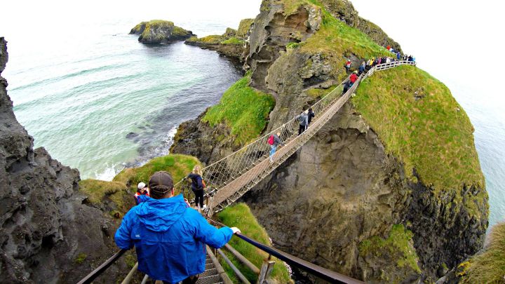 پل طنابی Carrick-a-Rede در ایرلند - ترسناک ترین پل های جهان