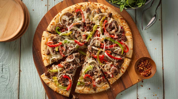 پیتزا ساده خانگی - غذا با گوشت چرخ کرده و پنیر پیتزا
