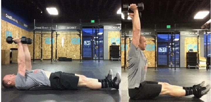 ورزش با دمبل؛ ۲۷ تمرین ورزشی برای تقویت عضلات با دمبل 16 ورزش با دمبل - دراز نشست با وزنه