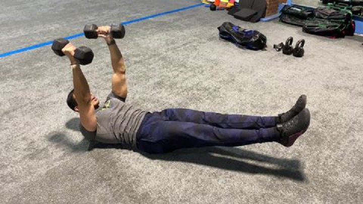 ورزش با دمبل؛ ۲۷ تمرین ورزشی برای تقویت عضلات با دمبل 30 ورزش با دمبل - اسکال کراشر هالو بادی