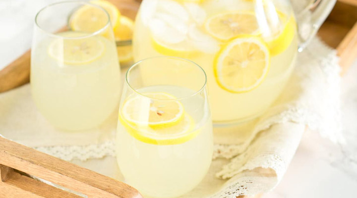 لیموناد یک نوشیدنی خنک برای فصل تابستان محسوب می‌شود.