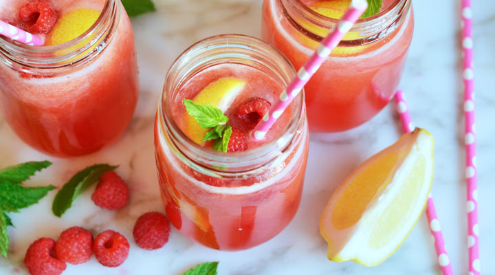 لیموناد صورتی خانگی یک نوشیدنی خنک برای فصل تابستان محسوب می‌شود.