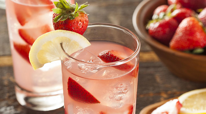 لیموناد توت فرنگی یک نوشیدنی خنک برای فصل تابستان محسوب می‌شود.
