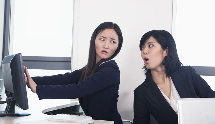 عادت و رفتارهای آزار دهنده در محیط کار که همکاران را کلافه می‌کند