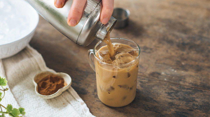 ازجمله نوشیدنی سرد با قهوه می‌توان به آیس‌کافی با شیر اشاره کرد.