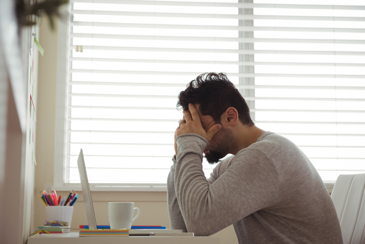 مازوخیسم چیست؟ هر آنچه باید درباره خودآزاری بدانید 2 تنبلی و به تعویق انداختن از نشانههای مازوخیسم است